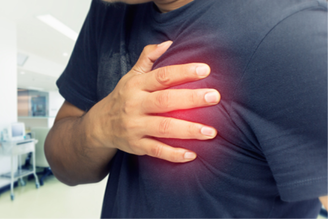 אדם שם ידו על החזה כי סובל מכאב, עלולה להיות עדות למחלת לב